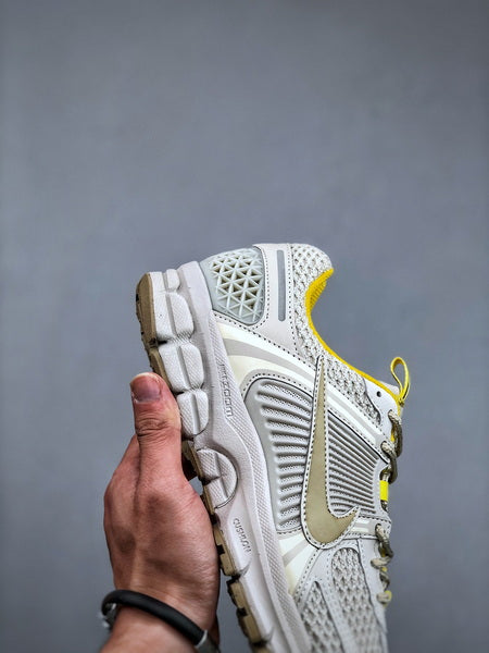 NIKE ZOOM Vomero 5