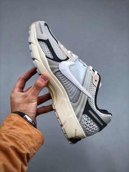 NIKE ZOOM Vomero 5