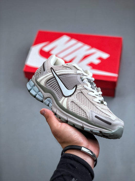 NIKE ZOOM Vomero 5