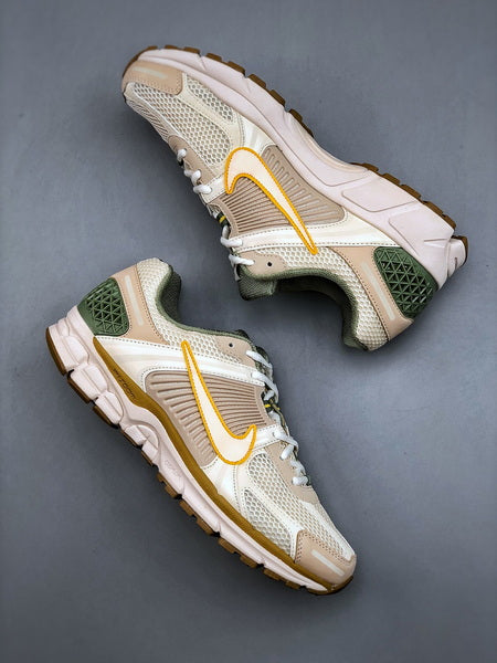 NIKE ZOOM Vomero 5