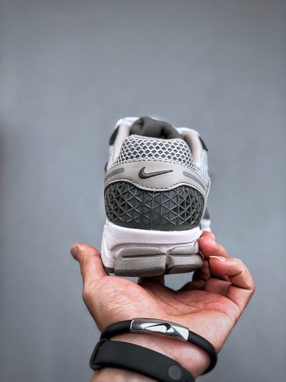 NIKE ZOOM Vomero 5