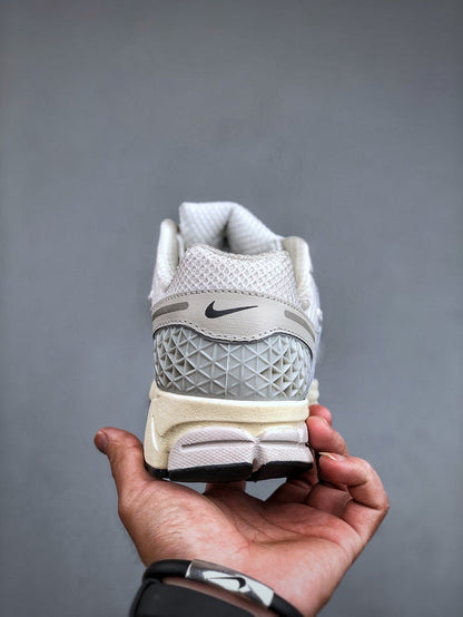 NIKE ZOOM Vomero 5
