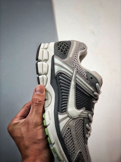 NIKE ZOOM Vomero 5