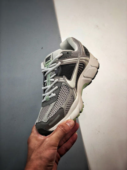 NIKE ZOOM Vomero 5