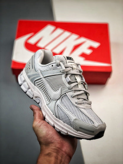 NIKE ZOOM Vomero 5