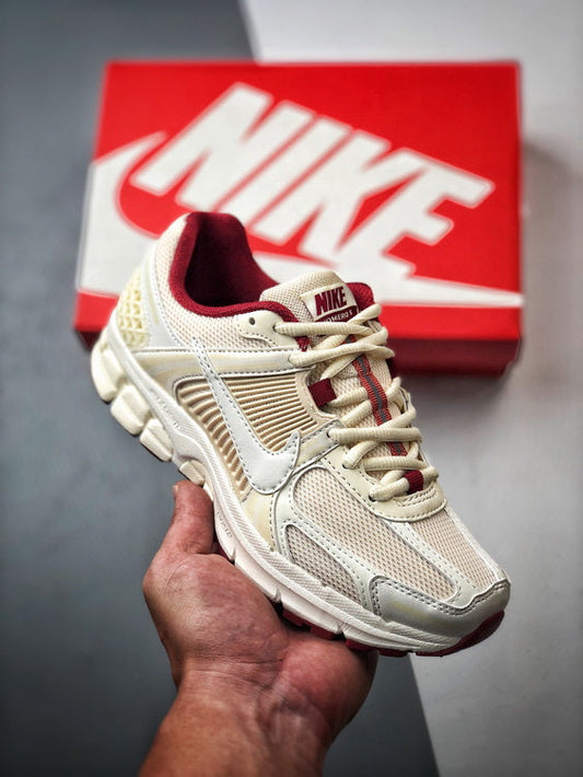 NIKE ZOOM Vomero 5 SAINT VALENTIN