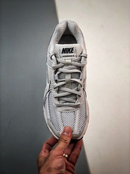 NIKE ZOOM Vomero 5