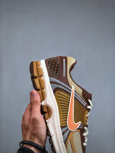 NIKE ZOOM Vomero 5