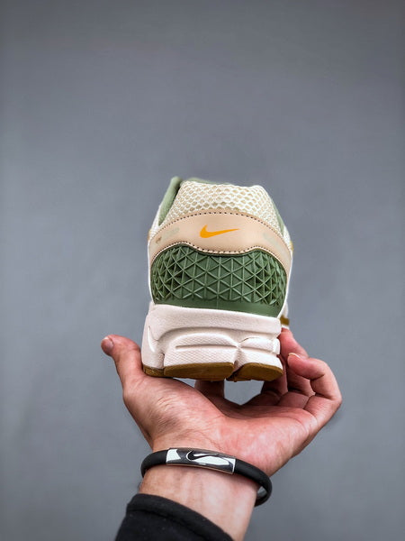 NIKE ZOOM Vomero 5