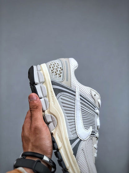NIKE ZOOM Vomero 5