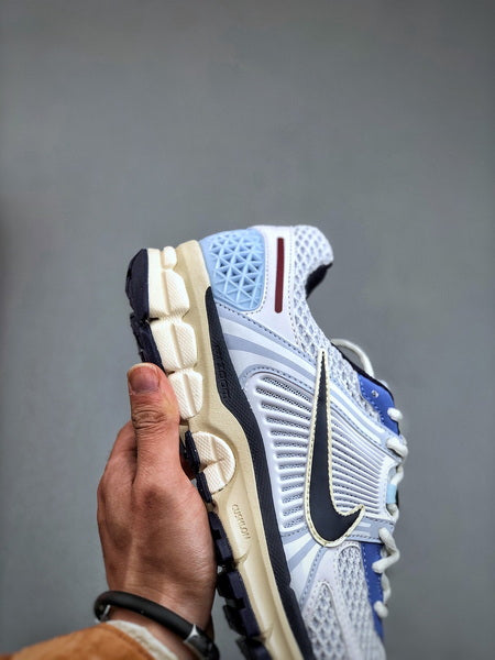 NIKE ZOOM Vomero 5