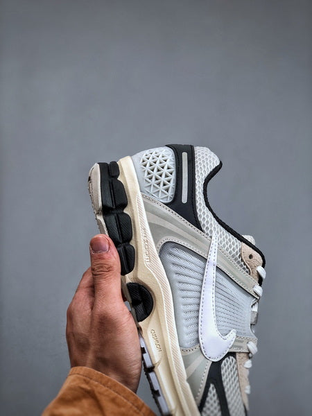 NIKE ZOOM Vomero 5