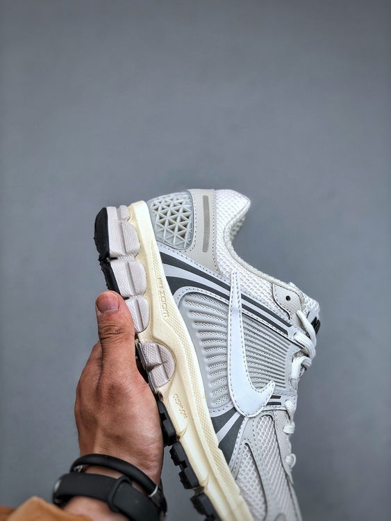 NIKE ZOOM Vomero 5