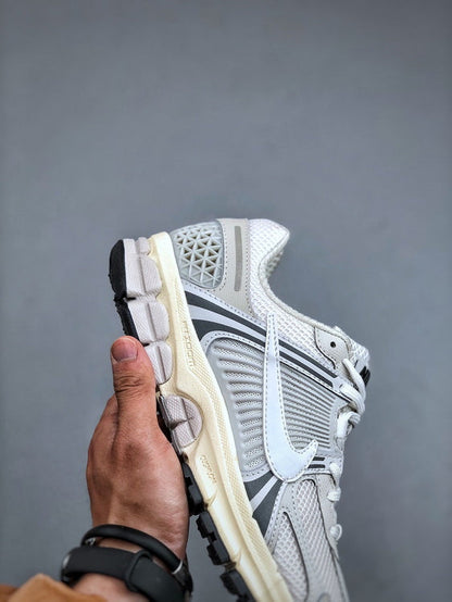 NIKE ZOOM Vomero 5