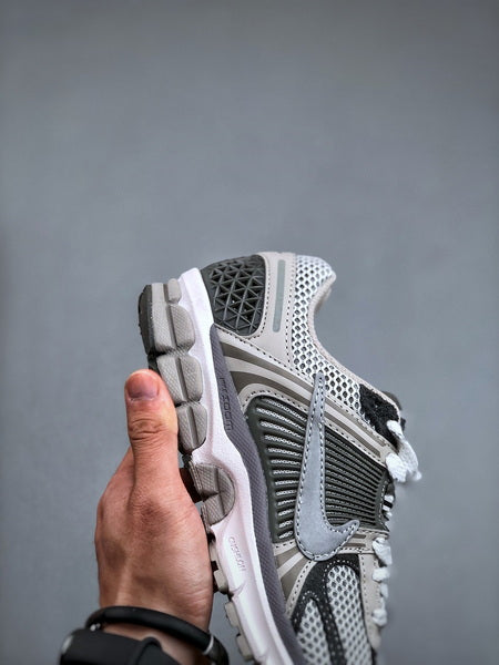 NIKE ZOOM Vomero 5