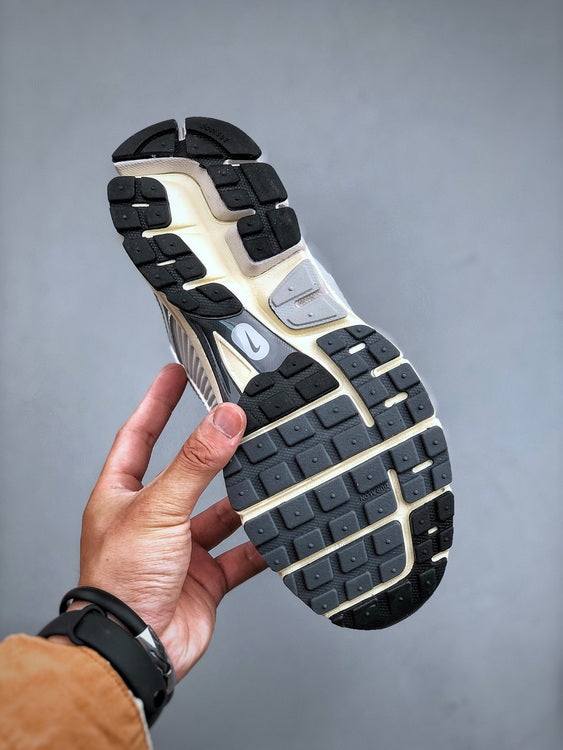 NIKE ZOOM Vomero 5