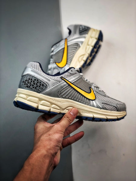 NIKE ZOOM Vomero 5