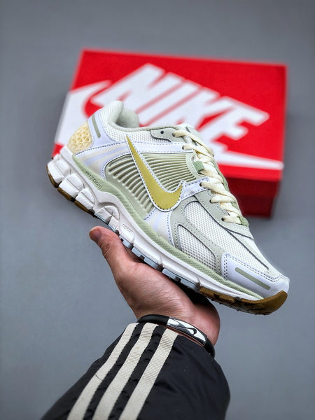 NIKE ZOOM Vomero 5