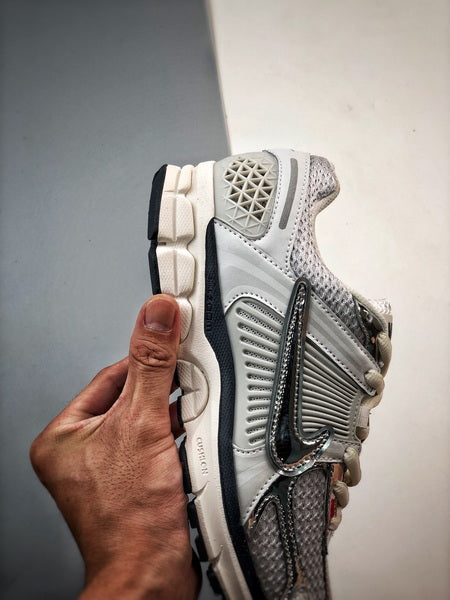 NIKE ZOOM Vomero 5