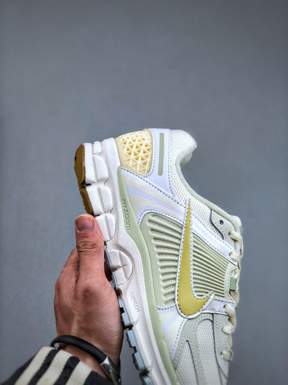 NIKE ZOOM Vomero 5