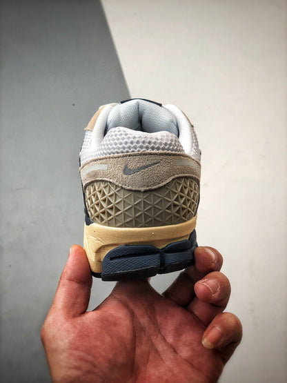 NIKE ZOOM Vomero 5