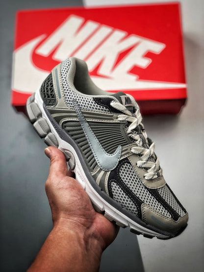 NIKE ZOOM Vomero 5