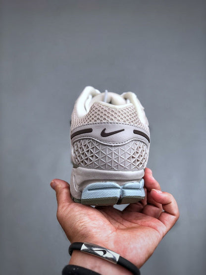NIKE ZOOM Vomero 5