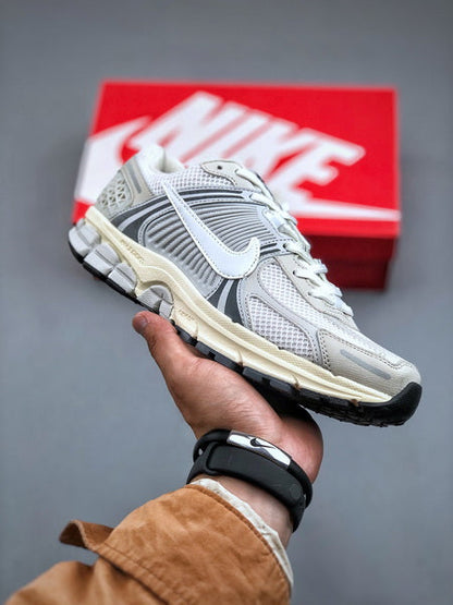NIKE ZOOM Vomero 5