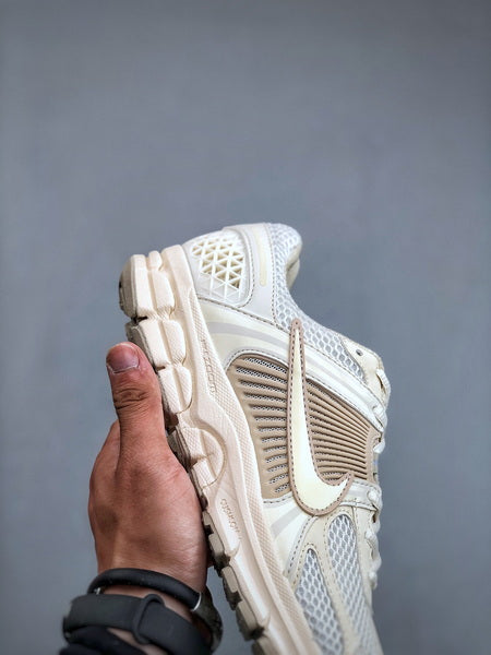 NIKE ZOOM Vomero 5