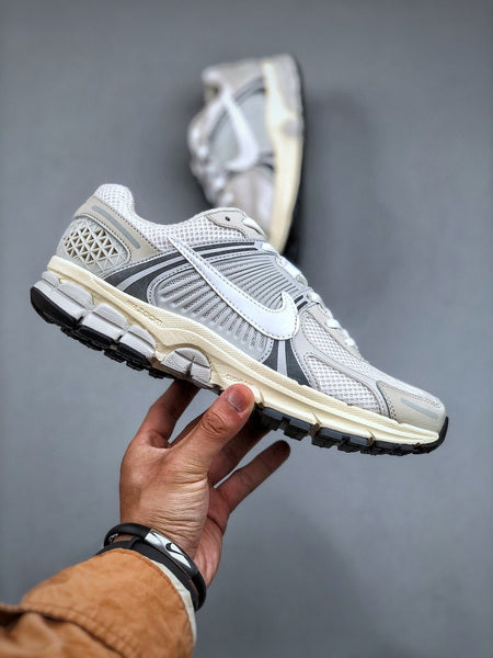 NIKE ZOOM Vomero 5