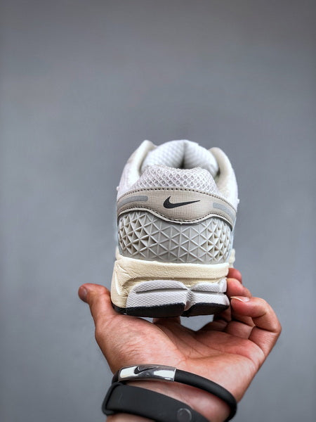NIKE ZOOM Vomero 5