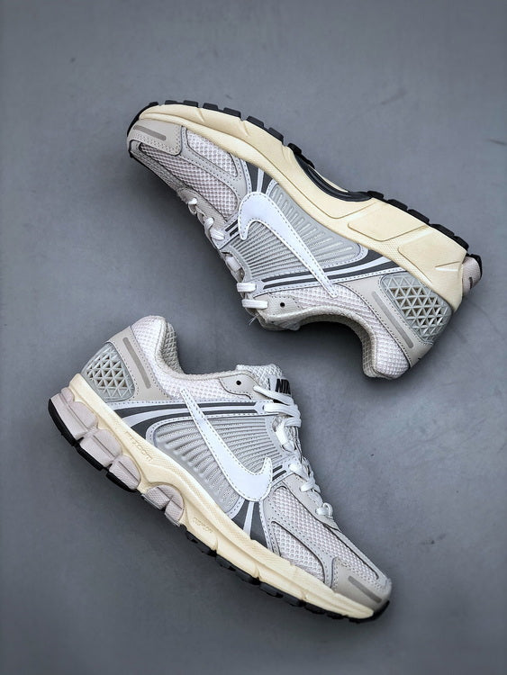 NIKE ZOOM Vomero 5