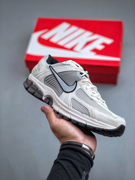 NIKE ZOOM Vomero 5