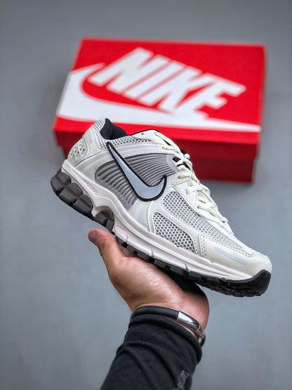 NIKE ZOOM Vomero 5