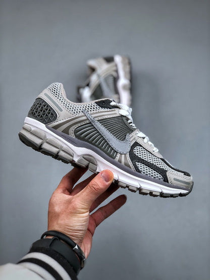 NIKE ZOOM Vomero 5