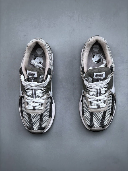 NIKE ZOOM Vomero 5