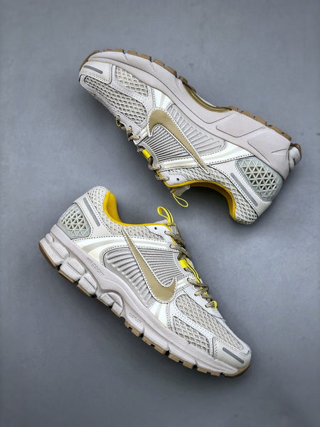 NIKE ZOOM Vomero 5