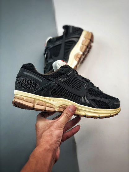 NIKE ZOOM Vomero 5