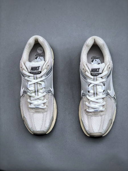 NIKE ZOOM Vomero 5