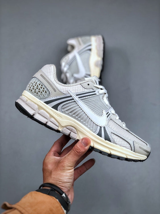 NIKE ZOOM Vomero 5