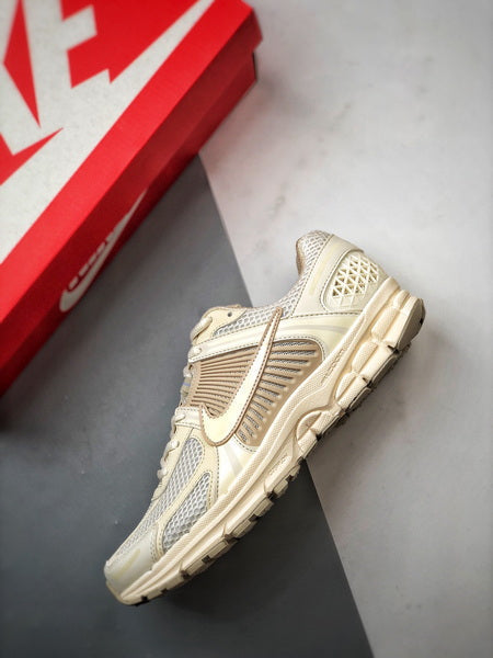 NIKE ZOOM Vomero 5