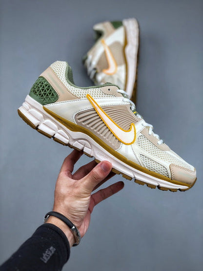 NIKE ZOOM Vomero 5
