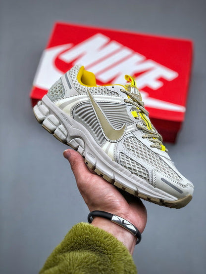 NIKE ZOOM Vomero 5