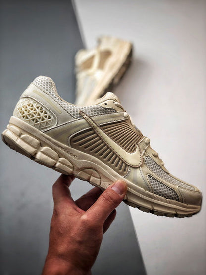 NIKE ZOOM Vomero 5