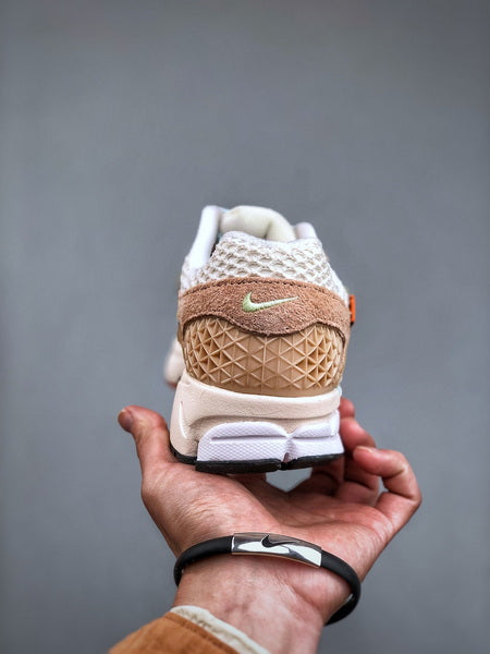 NIKE ZOOM Vomero 5