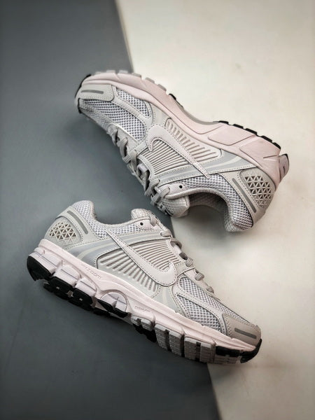 NIKE ZOOM Vomero 5
