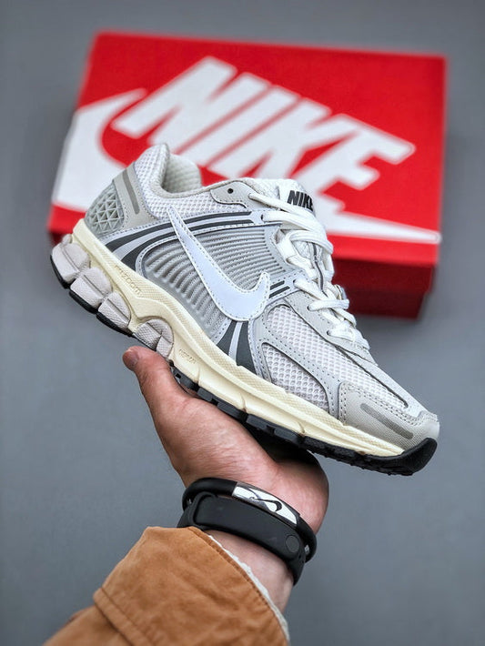 NIKE ZOOM Vomero 5
