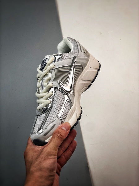 NIKE ZOOM Vomero 5