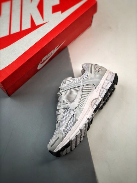 NIKE ZOOM Vomero 5