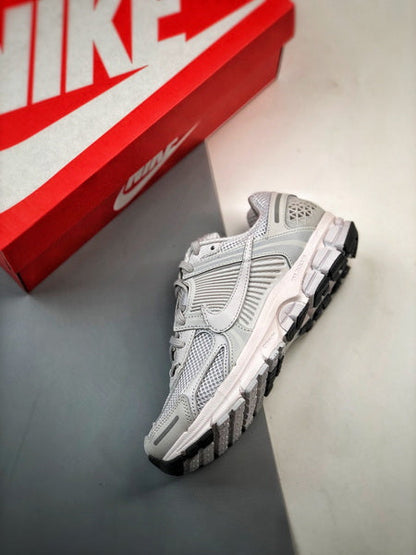NIKE ZOOM Vomero 5